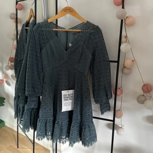 Helt ny Klänning från  by Malina - Helt oanvänd klänning från By Malina. Klänning i spets V-ringning Volang i nederkant 