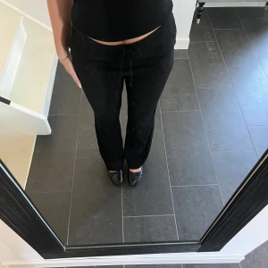 Zara byxor - Jättefina svarta byxor från zara i ett specielt material som tyvärr krympt och blivit för små för mig. I storlek M men lite tajta dock i fint skick.