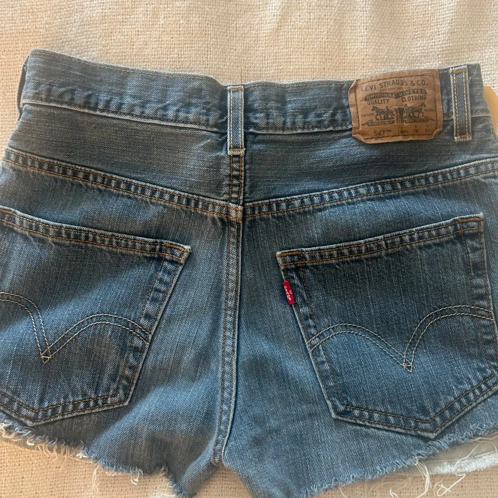 Skit snygga vitage Levi’s shorts storlek 28 vileket är som en typ s 💕kontakta för fler frågor 💕köparen står för frakten . Shorts.