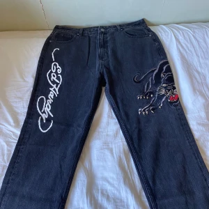 Edhardy jeans - As snygga edhardy jeans köpte förra året av en på plick helt nya men dom var förstora för mig så bara använt 2/3 gånger.  Storlek M. 