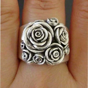 Fashionabla blomdekorring ring /silverfärgad, kopparlagring,NY - Size 11 I US Size 20.7 mm I diameter Jag samfraktar gärna och skickar mellan 1-3 dagar efter beställning 