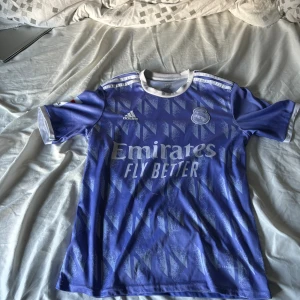 real madrid - Går byta om man vill kom privat för mer information eller om ni vill diskutera passar M  och L