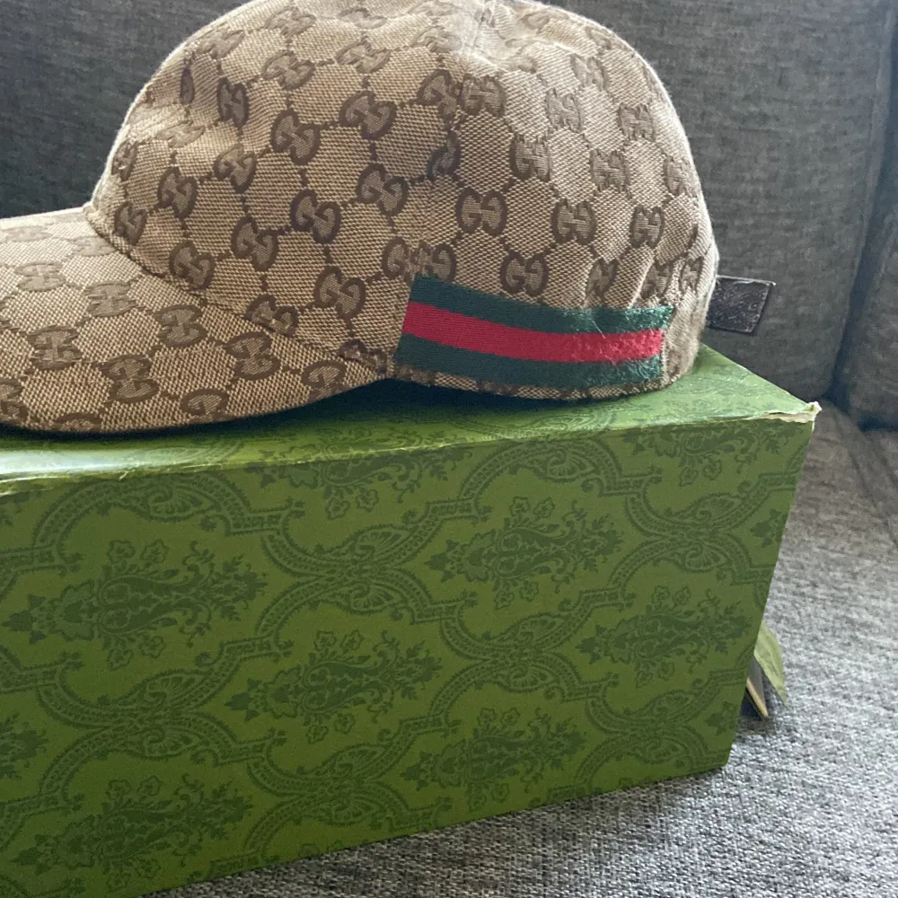 Nytt skick har haft den i 3 månader säljer den begrund av ska köpa en svart Gucci keps går o byta med en svart Gucci keps oxå. Accessoarer.