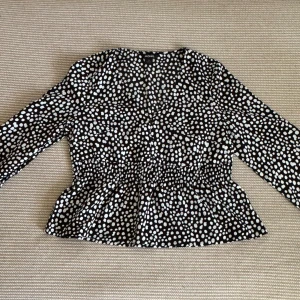 Monki blus - Blus från Monki, storlek 36. Nästan ny, endast använd ett fåtal gånger och i utmärkt skick.