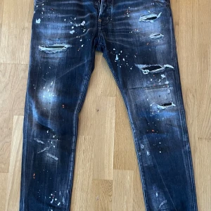 Jeanse  - Dsquared2 Jeans mycket bra skick köpte dom förra året.   Snabb affär  Ny pris: 5 990  Min pris: 2500 