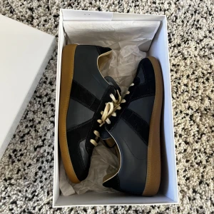 Maison Margiela skor - Säljer ett par Margielas i storlek 41. Skorna är i ett otroligt bra skick. Box medföljer. Hör av er angående frågor eller vid funderingar 😃.