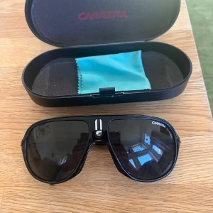 Carrera solglasögon  - Säljer ett par riktigt feta Carrera solglasögon. Denna modell är mycket svår att få tag i och sälj inte längre i butik. Pilot glasögon med polariserat glas. 