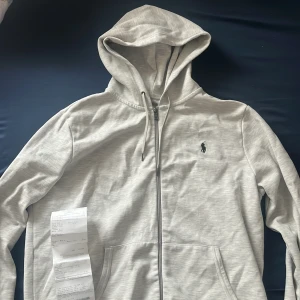 Polo Ralph Lauren Hoodie - Inte äns använd, var alldeles för stor för mig och kan inte lämna tillbaka den. Såklart äkta har kvitto om du är intresserad