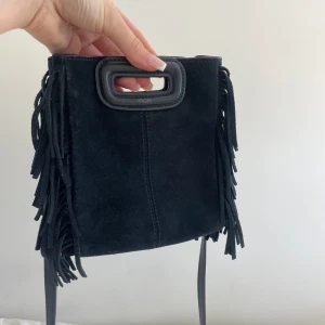 Mörkblå maje väska  - Skit snygg maje väska i mocka och marinblå. Har endast använt vid fåtal tillfällen. Den ser fortfarande ut som ny! Har endast de blå bandet kvar därav priset. Nypris 3000 säljer för 2000. Pris kan diskuteras vid snabb köp❤️❤️