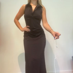 Svart lång klänning  - Skiit snygg ser så sexig ut. Den är i lite glasigt tyg som sista bilden