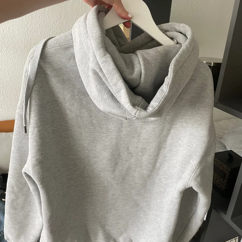 Säljer min älskade Isabel Marant hoodie som endast är använd ca 10ggr!! Såå fin i alla tillfällen🫶🏼🫶🏼🧚🏻‍♀️🧚🏻‍♀️. Hoodies.