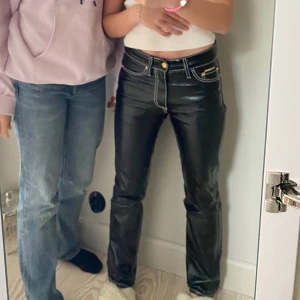 Eytys byxor - Säljer dessa coola byxor i modellen Cypress Tar! De är så användbara men tyvärr passar de inte mig längre så jag köpte en större storlek. Storleken är 26/32. Nypris nästan 3000kr så säljer för ett VÄLDIGT bra pris 💗💗en liten defekt på ena knät(bild3)