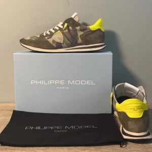 Philippe model - Philippe model trainers TRPX. Köptes nyligen och säljer då jag vill köpa nytt. Lite slitna men inte alls mycket. Skicket är 8,9/10. Riktigt sköna till vardagligt liv. Priset INTE hugget i sten. Skriv privat för fler bilder eller diskussion kring pris🌟🌟