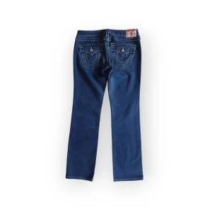 True Religion Disco Billy x Swarovski jeans - Mycket bra skick, ovanlig modell. Midja 39 cm, Innerben 73 cm. Storlek 28 US, passar storlek S. Fråga gärna om fler bilder eller mått 💞