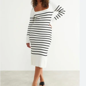 Stickad randig klänning - Stickad klänning från ginatricot i strl s. Tight passform som faller fint på kroppen, är använd några få gånger och är i bra skick! Ser något mörkare ut på bild än i verkligheten då den är mer klar vit!