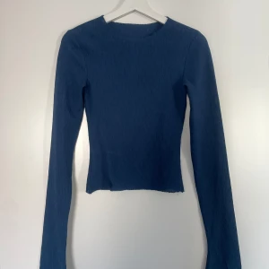 A-dsgn marinblå longsleeve xs - Tröja från a-dsgn, använd några få gånger och är i mycket bra skick! Strl xs