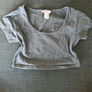 Grå topp - Söt Crop top som är mörkgrå (andra bilden visar färgen irl bättre) sitter super fint men används tyvärr inte längre hos mig🌼