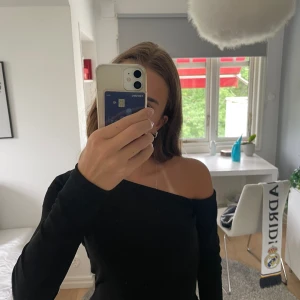 Snygg tröja med öppen axel - Jättefin tröja som visar ena axeln, köpt på MQ och har bara använt 1 gång. Priset går att diskuteras. 💞