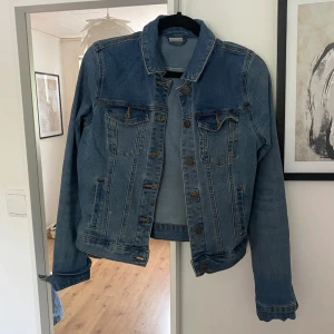 Jeansjacka - Fin jeansjacka från vero moda som inte kommer till användning längre men är i fint skick
