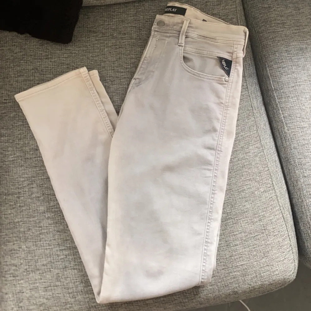 Riktigt feta Replay jeans i färgen grå, bra skick lite skada på blixtlåsen men kan fixas utan problem, pris kan diskuteras.. Jeans & Byxor.