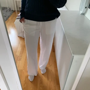 Linnebyxor  - Linnebyxor från Gina som tyvärr inte kommer till användning längre!! Väldigt bra skick och passar mig bra i längden som är 164. 