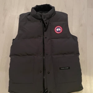 Canada goose-freestyle crew väst - Andvänd men i nyskick. Fungerande qr kod finns Strl: M