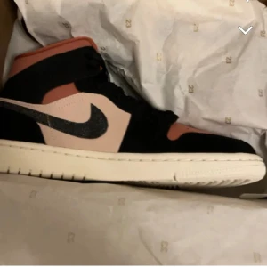 Jordan 1 mid - säljer dessa jordans 1 som jag köpte förra året, skriv för mer bilder och kom med prisförslag! (Såklart äkta)