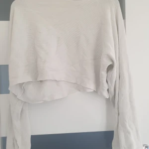 Vitt magtröja - En vit magtröja men vidare armar.