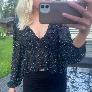 Volang blus - Fin svart/prickig volangblus, v- ringad både fram och i ryggen🌸🤍 Storlek XS men den passar mig som oftast har S/M