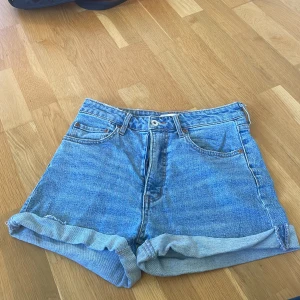 Blåa jeans shorts - Använd fåtal gånger och är i bra skick