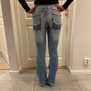 Lågmidjade jeans  - Säljer dessa så coola lågmidjade bootcut jeans med unika detaljer! Tyvärr passar de inte. Märket är authentic style🙌 De köptes för 500kr men säljer nu för 280💗 midjemåttet är 37cm och innerbensläbgeden är 80cm. 🫶om du har frågor kan du skriva🙌