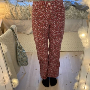 Bootcut jeans från hm - Jag säljer ett par Bootcut jeans från hm i storlek 34 i bra skick.