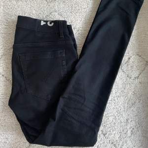 Svarta Dondup Jeans i storlek 31, sitter däremot mer åt ~30 eller ~29 hållet. Nästintill nyskick. 
