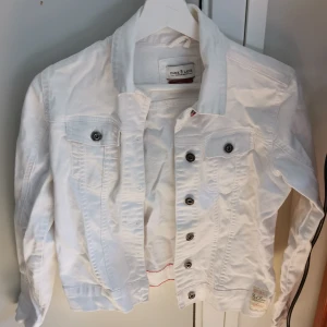 Vit jeansjacka - Vit jeansjacka. Storlek S, använd fåtal gånger, i fint skick, däremot inte tvättad. Hämtning, annars betalas frakt av köparen. Bara att skriva vid frågor eller bud! 🌻 