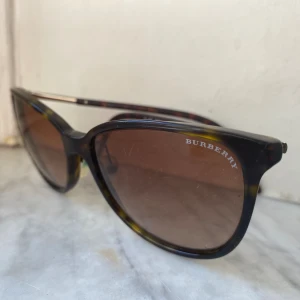 Burberry solglasögon - B 4180 3002/13 57o16 140 2N