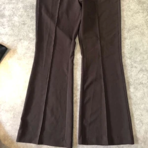 Bruna byxor gina tricot  - För fler bilder skriv privat