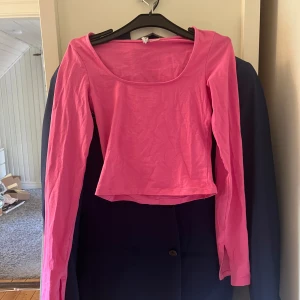 Rosa tröja  - En tajt rosa tröja från H&M.