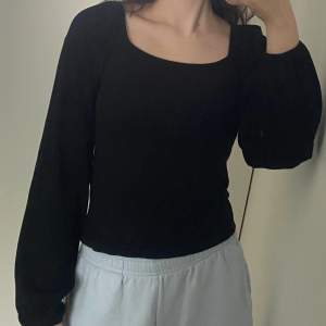 Ribbad svart långärmad tröja. Från Lindex i storlek s, gott skick! ✨