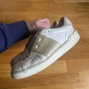 Valentino skor🤍 - Säljer mina valentino skor då de ej kommer till användning längre! Har små defekter därav det billiga priset🤍 Vita med guld✨