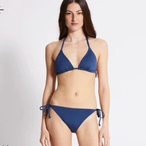 Blå bikini - Säljer, helt oanvänd, ord pris. 60kr per del. Klicka INTE på ”köp direkt/nu”, pris kan diskuteras