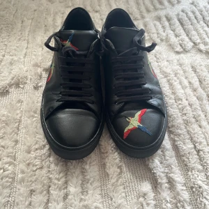 Axel arigato sneakers - Axel arigato skor i bra skick storlek 43
