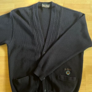 Cardigan  - Marinblå cardigan i strlk XL. Okej skick då jag själv köpte den secondhand för nåt är sen. 