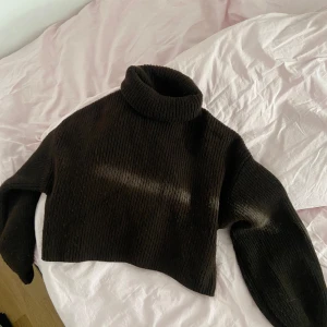 Stickad tröja från Monki 🤎 - Helt oanvänd tröja från monki, tjockt stickat material 