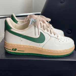 Nike air force 1 ’07 - Helt oanvända Nike air force i färgen naturvit och grön. Supersnygga men är lite för små för mig. Storlek 37,5.  Nypris 1399:- Kartog finns att få med.