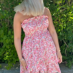 Blommig Klänning - Blommig bandeu klänning, endast använd 1 gång💐🌷💓