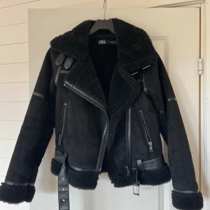 Jättepopulär jacka från Zara - Jättepopulär jacka från Zara som inte längre finns att köpa, använd endast fåtal gånger och i jättefint skick, nypris 890kr
