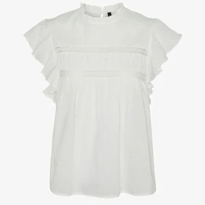 Volang blus - Säljer min vita blus från veromoda då den är för stor. Helt ny och aldrig använd, prislappen är kvar. Nypris 300kr.