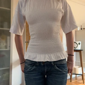 Snygg &Otherstories inspirerad topp - Jättefin vit topp med tajt midja, liknar de populära &Otherstories tröjorna väldigt mycket. Just denna är från Shein! 