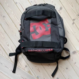 DC ryggsäck - Den har använts en del men fortfarande bra skick, säljer för ja använde inte den tillräckligt