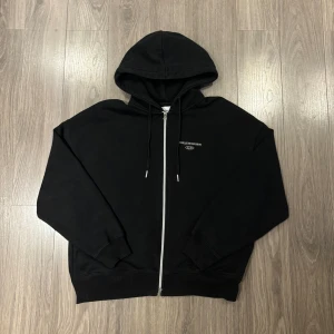 Zip hoodie - Boxy zip hoodie från zara. Bra skick knappt använd. Nypris ca 500kr. Skriv för frågor eller mått.
